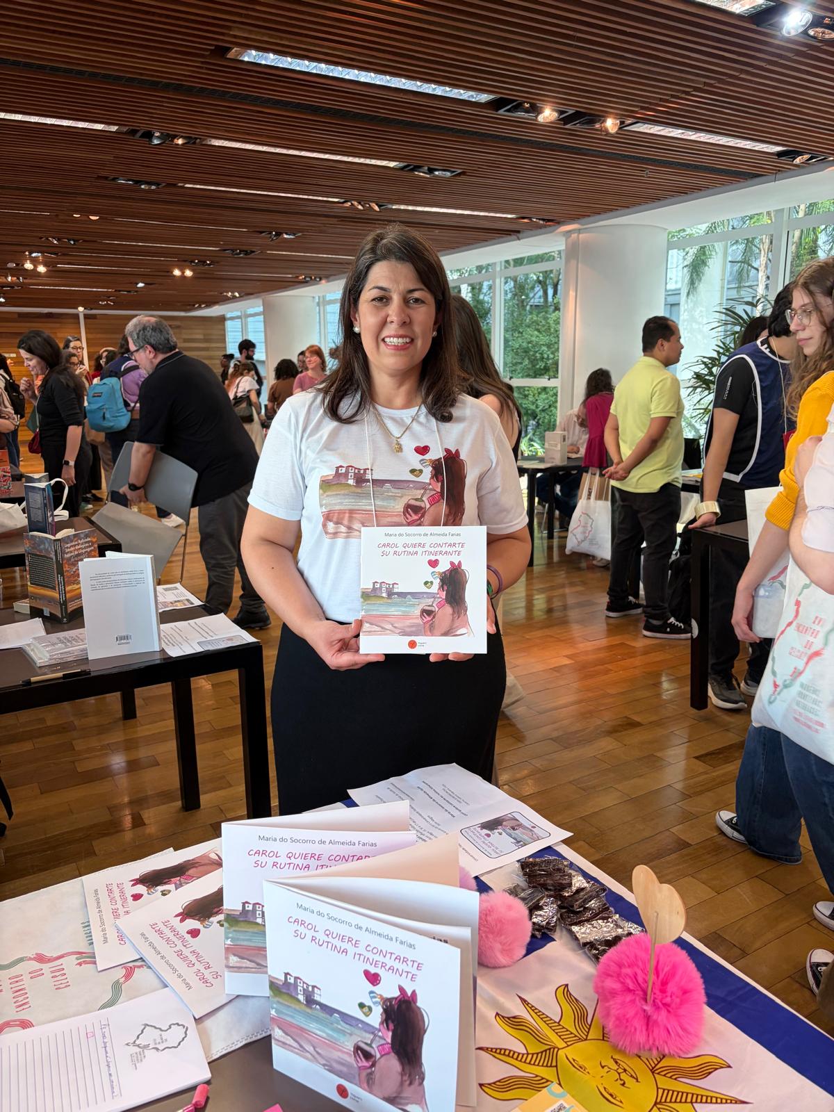 Maria do Socorro apresentando o livro Carol no lançamento durante o evento CELSUL na UFRGS