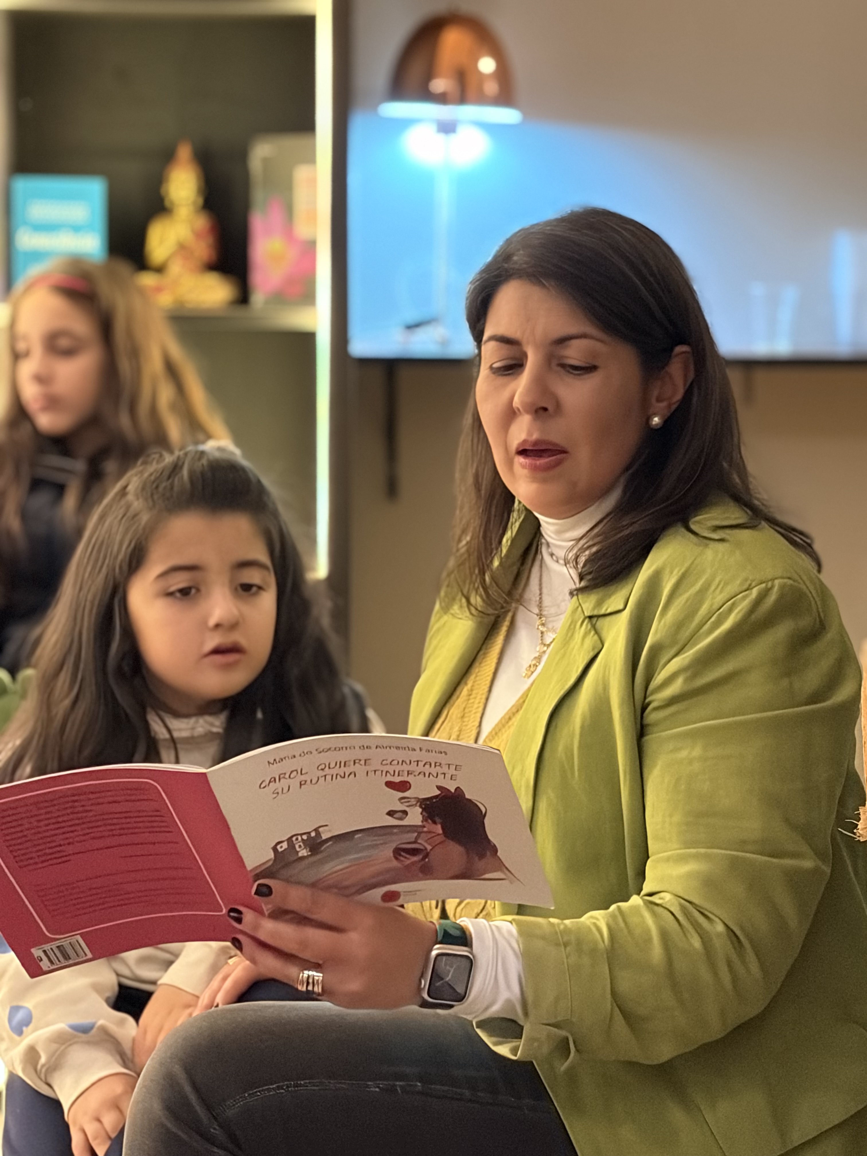 Leitura do livro Carol durante a atividade na Le Parole Livraria
