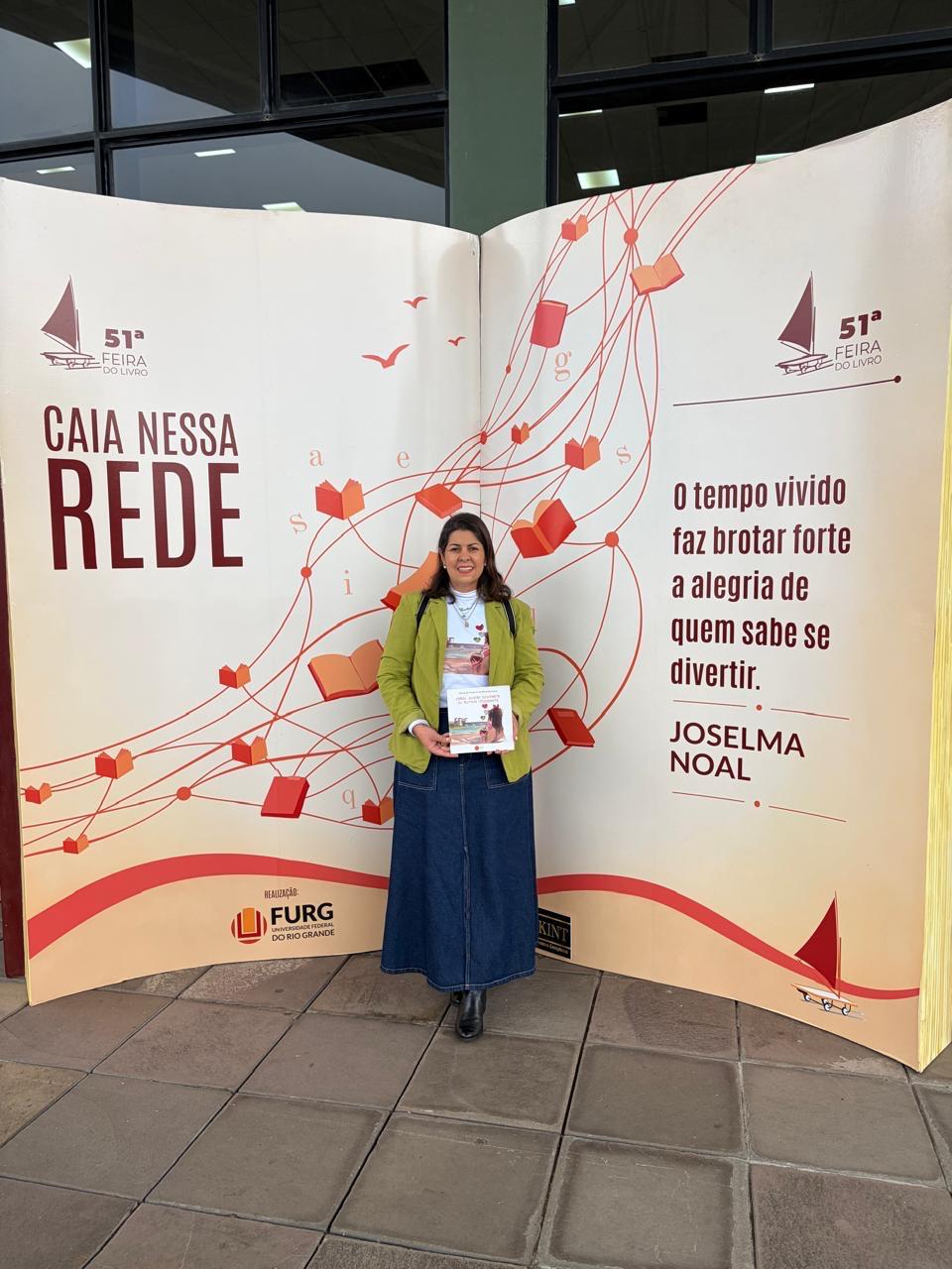 Maria do Socorro com o livro Carol na 51ª Feira do Livro da FURG